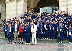 Die italienische Mannschaft mit der Flamme vor dem Rathaus der Gastgeberstadt Hannover[44]