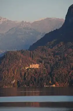Das Grandhotel Giessbach, vom See aus gesehen