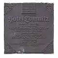 Erinnerungsplakette am Gebäude des früheren Hotel Lomnitz in Bytom, dem damaligen Sitz der polnischen Plebistizkommission (2006)
