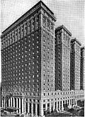 Über Sockelgeschossen öffneten sich vier Gebäude­flügel Richtung West 32nd Street (ca. 1919)