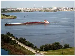 Houston Ship Channel, im Hintergrund Chemiewerk von DuPont