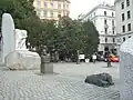 Mahnmal (2009) mit drei Ergänzungen: „Portrait Bonhoeffer“/ „Orpheus II“ (hinten links)/„Orpheus I“ (hinten rechts)