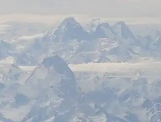 Huang Guan Shan vorne links, darüber der K2 sowie Broad Peak und Gasherbrum-Gruppe