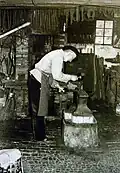 Der Hufschmied Johann Göken in der Schmiede