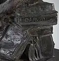 Detail: Bücherstapel und Forschungsliteratur