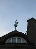 Blick auf die Wetterfahne mit den Initialen L.H.