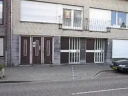 Baarle: Pflastergrenzsteine – die Grenze führt durch ein Haus