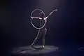Der Artist Niklas Bothe mit einem Reifen in vertikaler Rotation