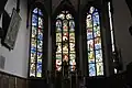 Chor mit Kirchenfenstern