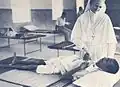 Eine Don Bosco Schwester kümmert sich um Kranke und Arme in früheren Madras Presidency, Indien