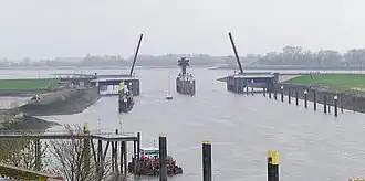 Das Huntesperrwerk bei der Einmündung der Hunte (vorne) in die Weser (hinten) 53°&nbsp;14′&nbsp;55″&nbsp;N, 8°&nbsp;28′&nbsp;29″&nbsp;O53.2486111111118.4747222222222