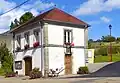 Mairie und Calvaire (rechts)