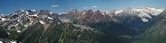 Die Thiassi Range mit Mount Sampson (links), Sessel Mountain (Mitte) und Mount Thiassi (rechts) vom Grouty Peak aus
