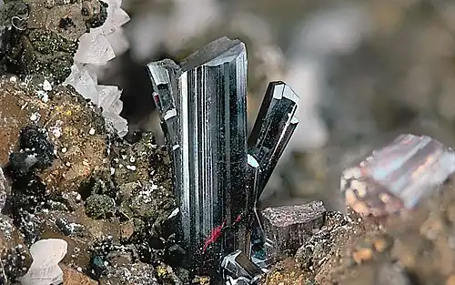Hutchinsonitkristalle mit sichtbaren roten Innenreflexen aus der Quiruvilca Mine, Peru (Sichtfeld: 6 mm)