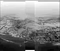 Fotografie der Titan­oberfläche während des Lande­anflugs von Huygens. Man erkennt Hügel und topo­graphi­sche Merkmale, die einer Küsten­region mit Abfluss­gräben gleichen, 2005.