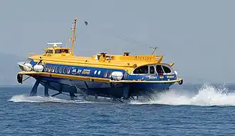 Passagier-Tragflügelboot Typ Kometa der „Aegean Flying Dolphins“ bei Piraeus