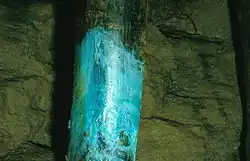 Hydrowoodwardit-Beschlag auf Grubenholz
