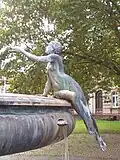 Mädchen am nordwestlichen Brunnenrand („Spiegelbachnixe“)