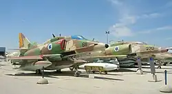 A-4N und A-4H Skyhawk Ayit (von links), waren in zwei Staffeln auch auf Tel&nbsp;Nof stationiert (siehe oben)