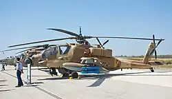 Ein AH-64A Apache Peten Kampf­hubschrauber der 190. Staffel „Magic Touch“ bei einer Ausstellung zum Unabhängigkeitstag im Mai 2017