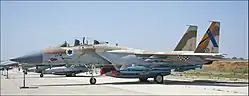 Die zweisitzige F-15I Raʿam Nr.&nbsp;201 des Flugtest­zentrums Manat auf Tel Nof (siehe Symbol am Heck)