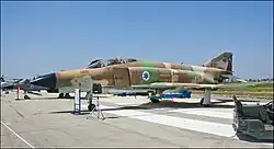 Eine stillgelegte F-4E Phantom II Kurnass 2000 der 201. Staffel „The One“ bei einer Ausstellung am Unabhängigkeitstag 2017