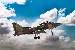 Eine zweisitzige Trainer-Version TA-4H Skyhawk Ayit der 102. Staffel „Flying Tiger“ im Anflug auf Chazerim 2008