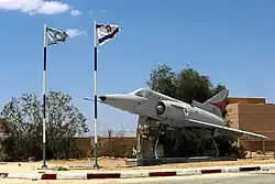 Eine IAI Kfir C.1 aus den 1970/80er Jahren am Eingang der Airbase