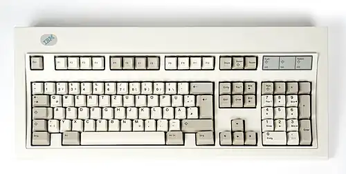 Eine Model M von 1995, Art. Nr. 1391403 mit blauem Logo. Deutsches 102-Tasten-QWERTZ-Layout.