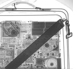 Röntgenbild eines Koffers zeigt einen Laptop und eine Rohrbombe