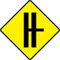 W-012-R Vorfahrt (Einmündung an einer Straße mit getrennten Richtungsfahrbahnen – rechts)
