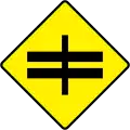 W-019 Vorfahrt gewähren (Kreuzung mit einer Straße mit getrennten Richtungsfahrbahnen)