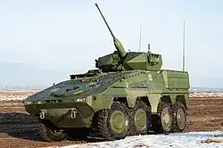 Ein gepanzertes Kampffahrzeug Vilkas (litauische Variante von GTK Boxer) mit den Säulen von Gediminas