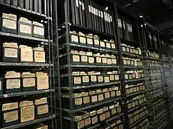 Karteikarten im Rotkreuzmuseum Genf