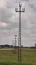 Triangelmast mit stehenden Isolatoren gehören zu den ältesten Bauformen und werden i.&nbsp;d.&nbsp;R. für Mittelspannung gebaut