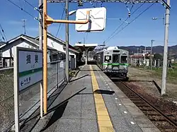 Triebwagen der Baureihe 7700 im Bahnhof Ibi