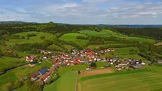 Blick auf Ibra und (im Hintergrund halblinks) die Ibrakuppe