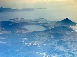Der Kaimon-dake (rechts), Ikeda-See (mittig) und Ausgang der Kagoshima-Bucht (links)