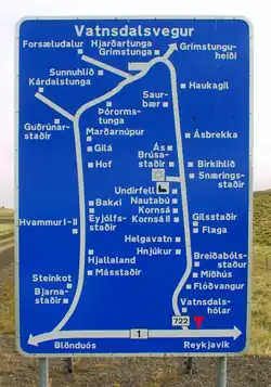 Wegweiser in Island, der den Weg zu vielen Weilern und Dörfern weist