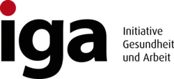 Das Logo zeigt die kleinen Buchstaben i g a. Der i-Punkt ist rot. Alle anderen Buchstaben sind schwarz. Neben dem kleinen a steht dreizeilig in kleinerer Schrift der Name Initiative Gesundheit und Arbeit.