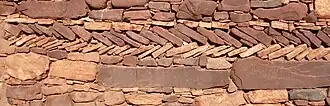 „Opus spicatum“-Motiv an der Außenwand eines Hauses in Ighrem n’Ougdal, Hoher Atlas, Marokko