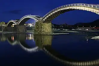 Beleuchtete Brücke bei Nacht