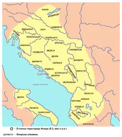 „Die Karte zeigt die ungefähre Ausdehnung der ethnischen Gebiete der Illyrer im Zeitraum vom 8. bis 3. Jahrhundert v. Chr., einschließlich der Verteilung zahlreicher illyrischer Stämme auf dem westlichen Balkan.“
