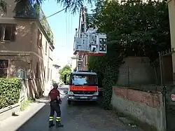 Hubarbeitsbühne als LKW-Aufbau in einer engen Gasse in Italien