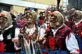 Hexen beim Imster Schemenlaufen, mit zweiteiliger „Schnapplarve“ („Gschnapp“), Tirol, 2016
