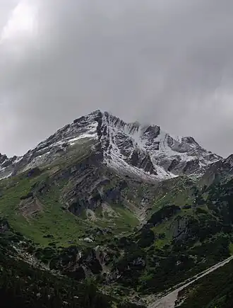 Der Imster Muttekopf. Genau unter dem Gipfel liegt die Muttekopfhütte