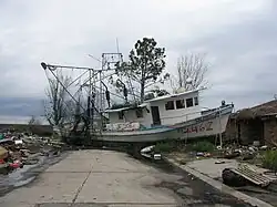 An Land geschwemmtes Boot