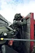 Zwei Soldaten des Jägerbataillons 24 auf einem Beobachtungsposten