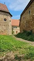 Rechts das Meiereihaus