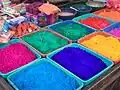 Autonome Farbe. Farbpulver-Verkaufsstand für das Holi-Fest (Fest der Farben). Indien.